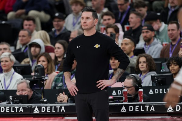 Redick nói đùa: Đây là lần đầu tiên trong lịch sử Lakers, đối thủ buộc đối thủ phải yêu cầu tạm nghỉ